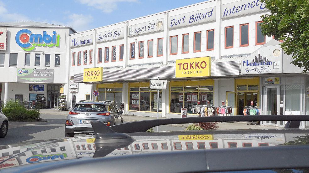 Das Emder Westcenter ist mittlerweile in die Jahre gekommen. Es soll schon seit längerem komplett saniert werden, doch bislang zieht sich das hin. Foto: F. Doden