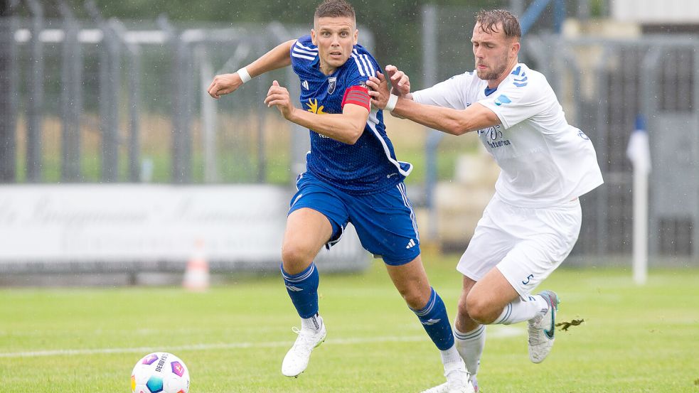 Bastian Dassel (links) hat sich auch vom neuen Kickers-Konzept überzeugen lassen und möchte mit den Emdern in der neuen Saison ganz oben mitmischen. Archivfoto: Doden/Emden