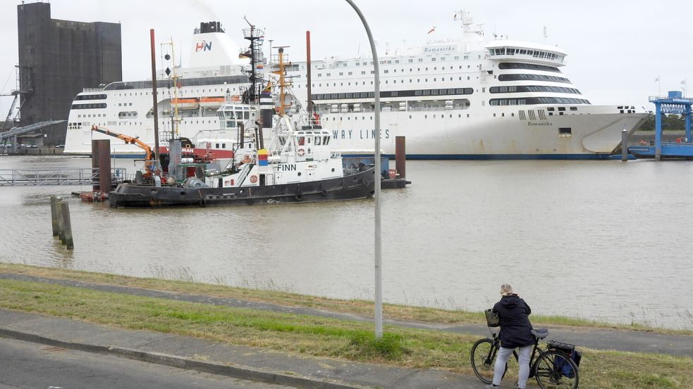 Die Ankunft der MS „Romantika“ ist auch Wochen nach dem Start der Fährverbindung noch spannend. Im Hafen schauen sich Interessierte das Kreuzfahrtschiff an. Foto: F. Doden/Archiv