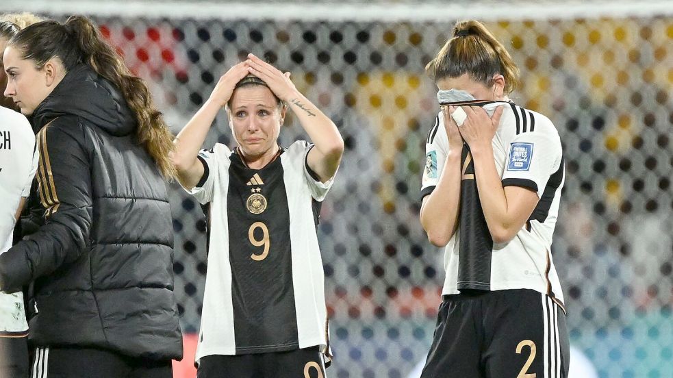 Die deutschen Frauen versanken nach dem WM-K.o. in tiefer Trauer. Foto: Darren England/AAP/dpa