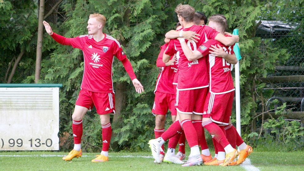 In beiden Halbzeiten durfte Kickers ganz früh jubeln: Das 1:0 und 2:0 erzielte Tido Steffens (verdeckt). Foto: Doden, Emden
