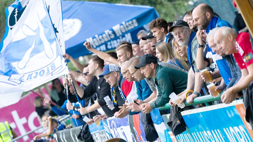 Rund 70 Kickers-Anhänger waren beim ersten Ligaspiel in Ramlingen mit dabei.