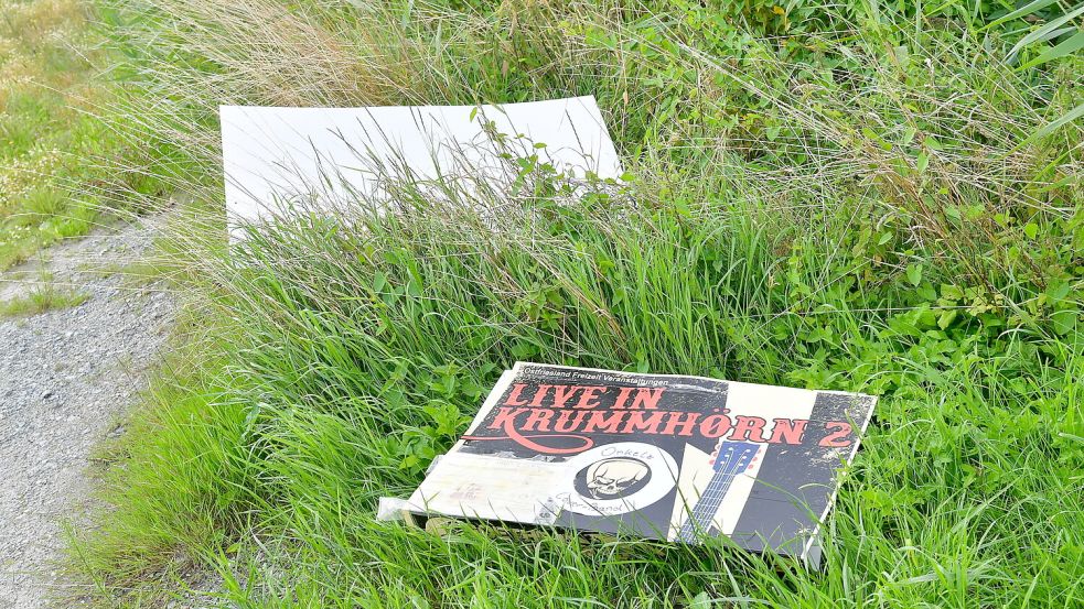 Auch Veranstaltungsplakate, hier in Greetsiel, wurden von Laternen gerissen. Foto: Wagenaar