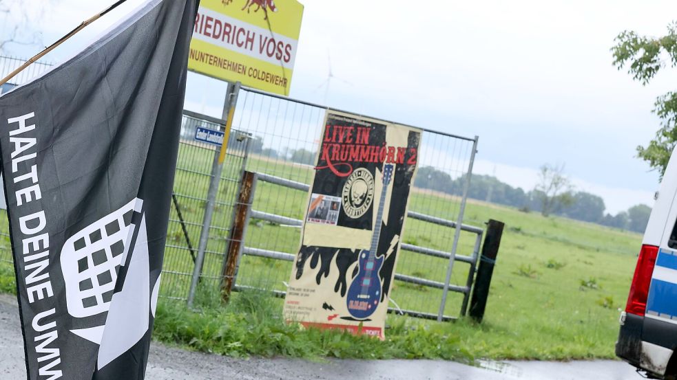 "Haltet die Umwelt sauber" steht auf dieser Fahne unter der stilisierten Zeichnung einer Person, die ein Hakenkreuz in den Müll wirft. Drei Männer versuchten in aller Seelenruhe mit dieser Fahne und laufender Punkmusik zum Eingang der Halle zu laufen. Foto: Hock