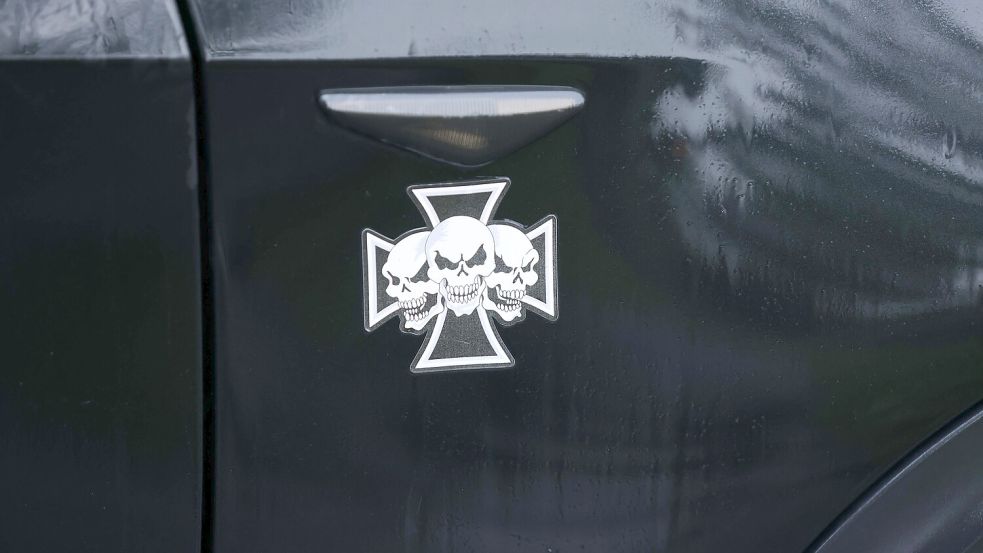 Dieses Symbol gibt es im Internet unter anderem bei "Werhmacht 1945" zu kaufen, aber auch bei weniger eindeutigen Shops. An Autos und Outfits ließ sich zum Teil sehr eindeutig die politische und musikalische Richtung ablesen. Foto: Hock