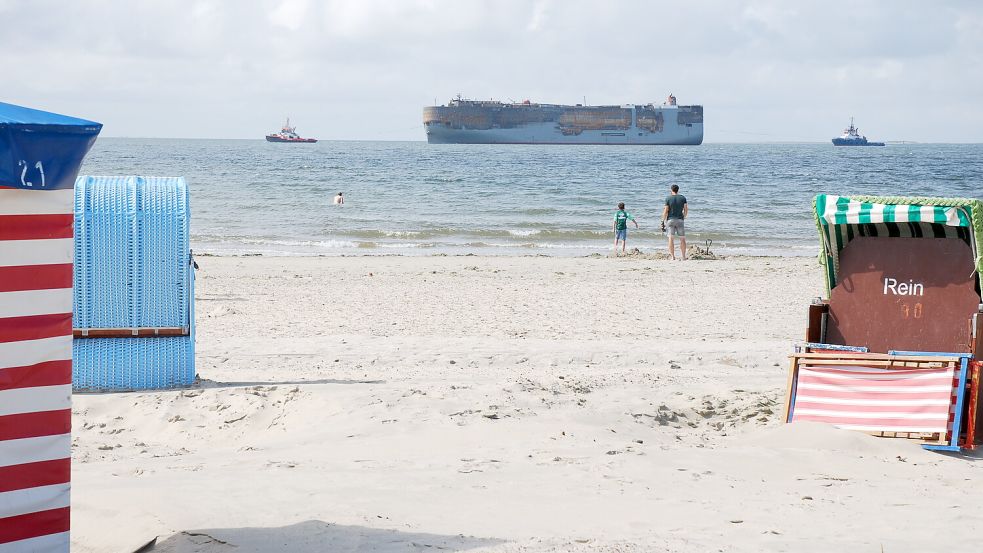 Der havarierte Autofrachter passiert den Borkumer Südstrand. Foto: Ferber