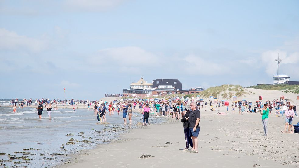 Voller Südstrand: Das Abschleppen des Frachters lockte die Massen an. Foto: Ferber