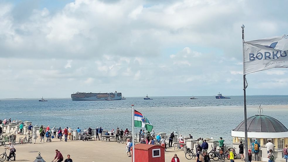 Blick über die Promenade: Die „Fremantle Highway“ kommt Borkum ziemlich nahe. Foto: M. Kauf