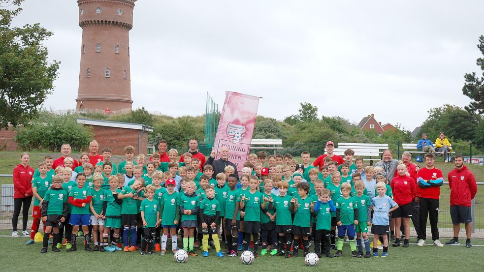 Natürlich ließ sich Werner Hansch (Mitte, vor dem Banner) das Gruppenbild mit den Fußball-Camp-Teilnehmern der vergangenen Woche nicht entgehen. Foto: Ferber