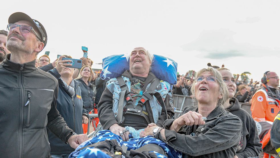 Sein letzter Wunsch wurde erfüllt: Michael sieht das Konzert von Iron Maiden auf dem Wacken Open Air 2023. Foto: Sonja Broschinsky