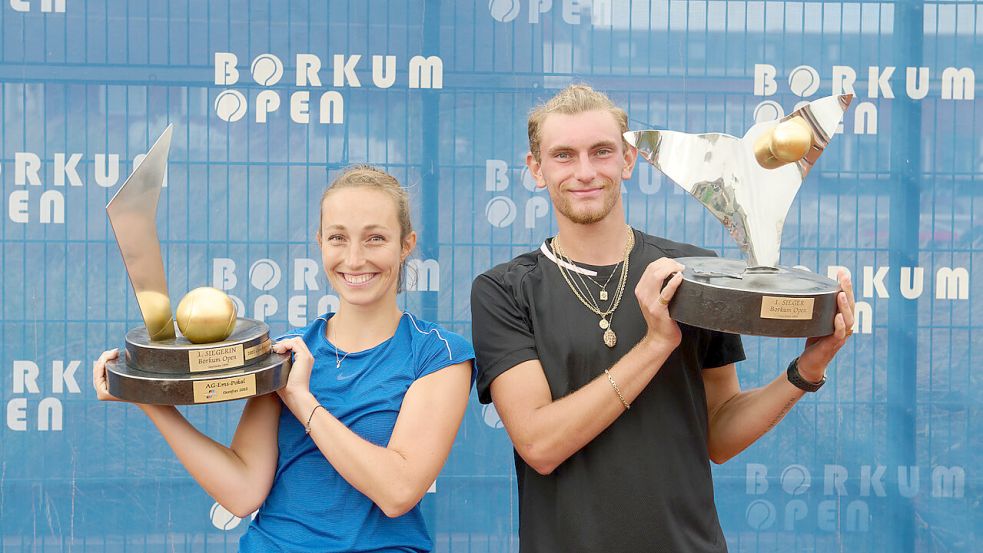 Die strahlenden Sieger bei den Damen A und Herren A: Juliane Triebe und Karim Al-Amin präsentieren die neuen, von Lavinia Giesen geschmiedeten Pokale. Foto: Sebastian Blesel