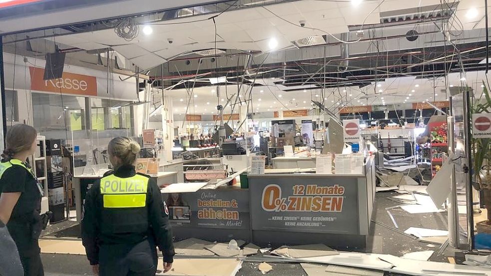 Nach dem Einsturz von großen Teilen der Zwischendecke im Technikmarkt von Expert-Bening im Dollart-Center bot sich ein Bild der Verwüstung. Foto: H. Müller/Archiv