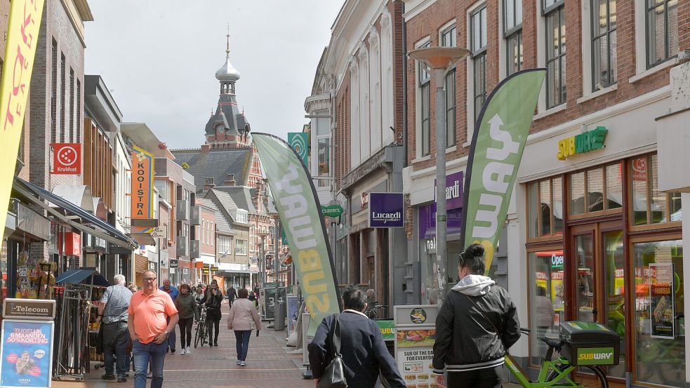 Viele Ostfriesen gehen einkaufen in der Innenstadt von Winschoten. Foto: Ortgies/Archiv