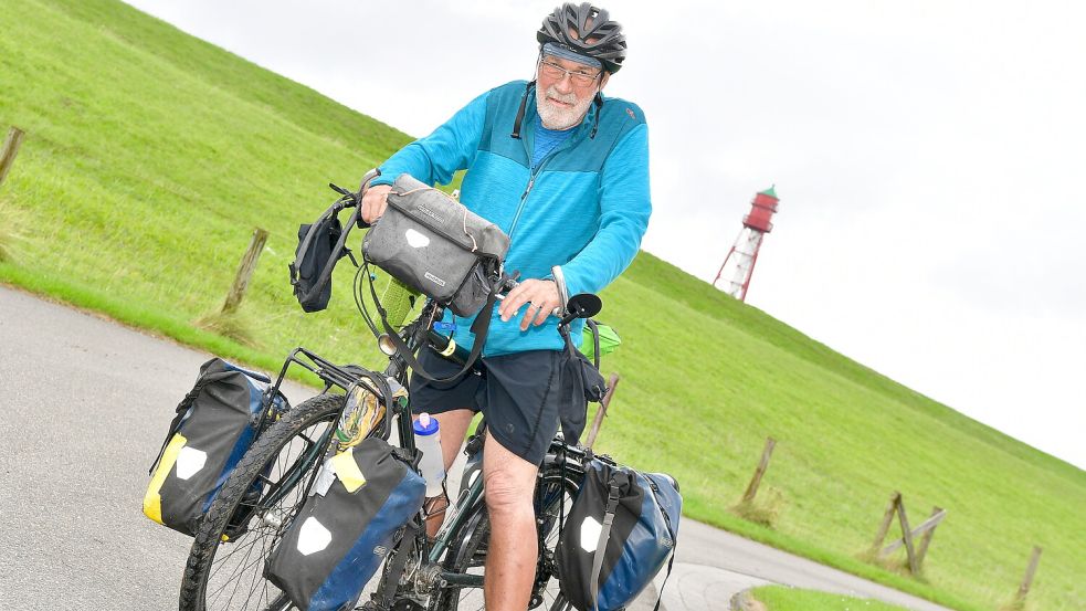 Phillipe Comte hat bei seiner Tour durch Europa Halt in der Krummhörn gemacht. Im Hintergrund ist der Campener Leuchtturm zu sehen. Foto: Wagenaar
