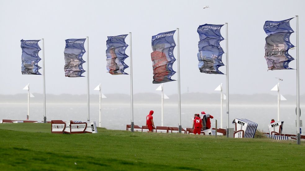 Bei starkem Nordwestwind wehen Fahnen an der Kaiserwiese auf der ostfriesischen Insel Norderney. Foto: Bartels/DPA