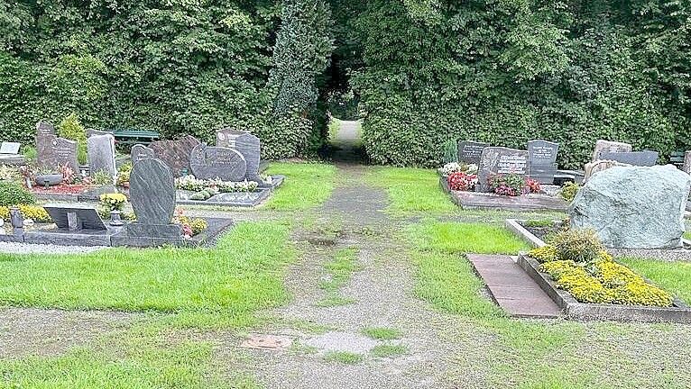 Die Wege auf dem Friedhof in Pewsum stehen regelmäßig unter Wasser. Foto: privat