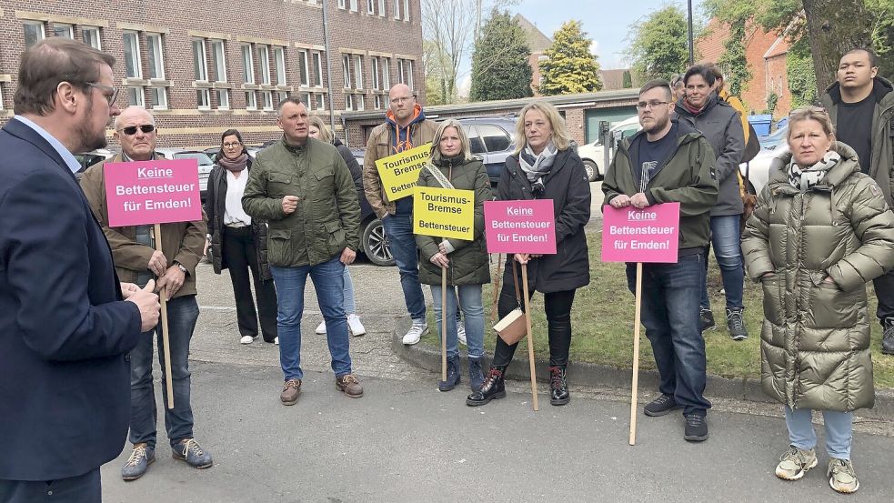Ein Vorgeschmack auf das, was noch kommen könnte: Im April hatten Emder Hoteliers und deren Beschäftigte spontan gegen die Einführung einer Bettensteuer in Emden protestiert und mit Oberbürgermeister Tim Kruithoff (links) darüber diskutiert. Foto: H. Müller/Archiv