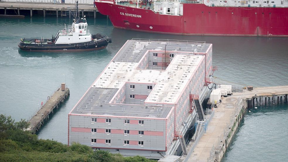 Diese Woche bezogen die ersten 15 Migranten den dreistöckigen Lastkahn „Bibby Stockholm“ im Hafen der südenglischen Stadt Portland. Foto: dpa/PA Wire/James Manning