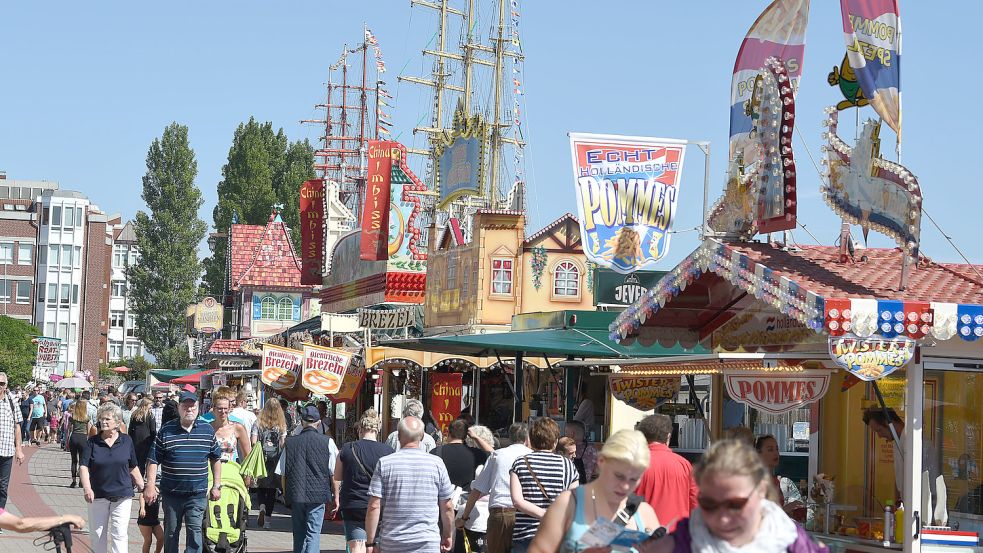 Schiffe, Musik und Kirmes:In Wilhelmshaven ist das Wochenende an der Jade. Foto: Jaspersen/dpa