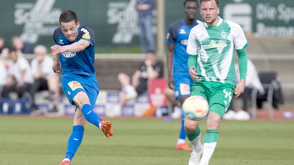 Ex-Werder-Profi Philipp Bargfrede (rechts) spielte vergangene Saison noch für Werders U23, bald für Heeslingen und damit weiter gegen Kickers. Foto: Doden/Emden