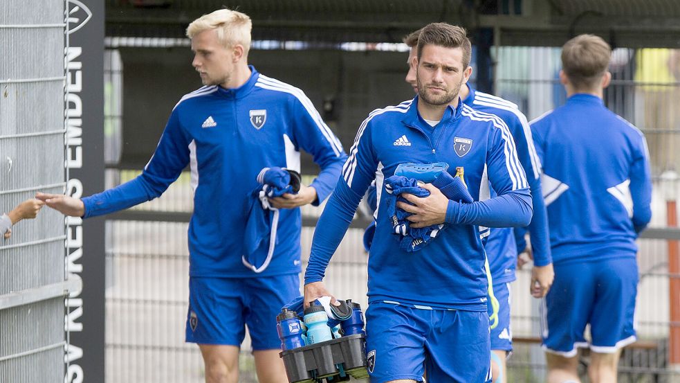 Für Tido Steffens und Co. gibt es Sonntag kein Aufwärmen und Spiel in Bornreihe. Ein neuer Termin für das Pokalspiel muss nun gefunden werden. Foto: Doden/Emden