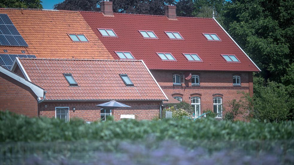 Im kleinen, als Ferienwohnung genutzten Nebengebäude (vorn), hat Familie Tjaden 15 Monate lang eng auf eng gewohnt, während der Hof umgebaut wurde.