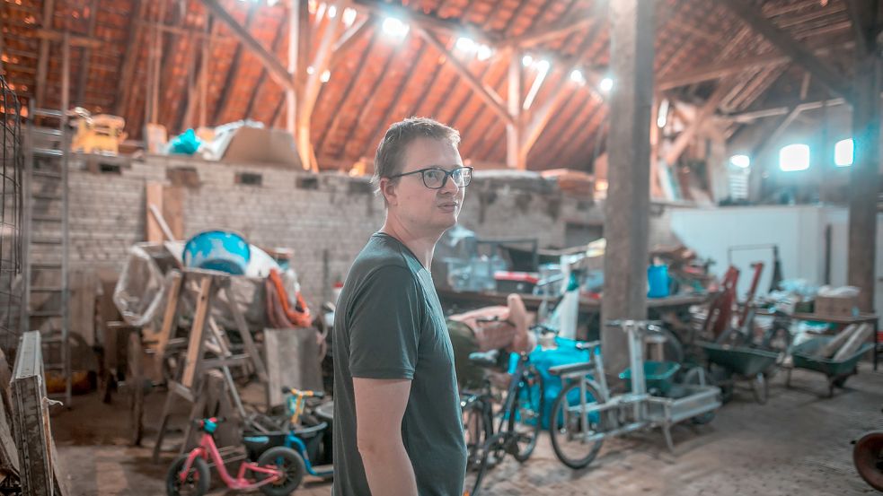 Bislang wurde die Scheune des Gulfhofs als Garage für Lasten- und Kinderräder, aber auch als Lager für die Landwirtschaft genutzt. Künftig könnten dort, wie Tjarko Tjaden (Bild) sagt, auch noch weitere Projekte verwirklicht werden.