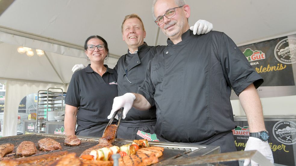 Anja Aden, Robert Höfter-Köbbe und Klaus Schittek (von links) versorgen die Besucher mit Grillfleisch.
