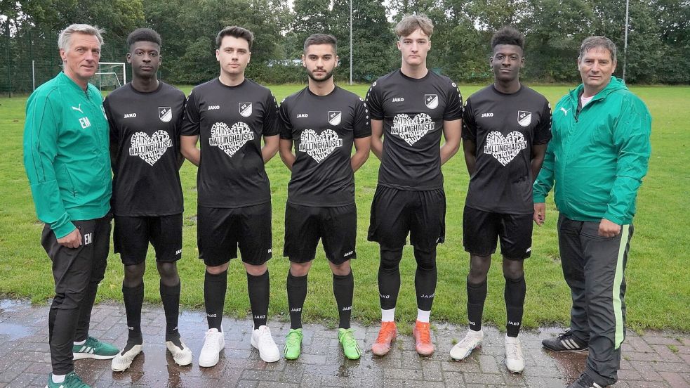 Trainer Ewald Mühlenbrock (links) peilt keinen konkreten Platz an, möchte genauso viele Punkte holen wie in der Vorsaison. Dabei helfen sollen die Neuzugänge (von links) Nide Muwenge, Kevin Ageev, Samir Ismayilov, Tammo Ackermann, Kedin Muwenge und Co-Trainer Albert Folkers. Foto: Steenhoff