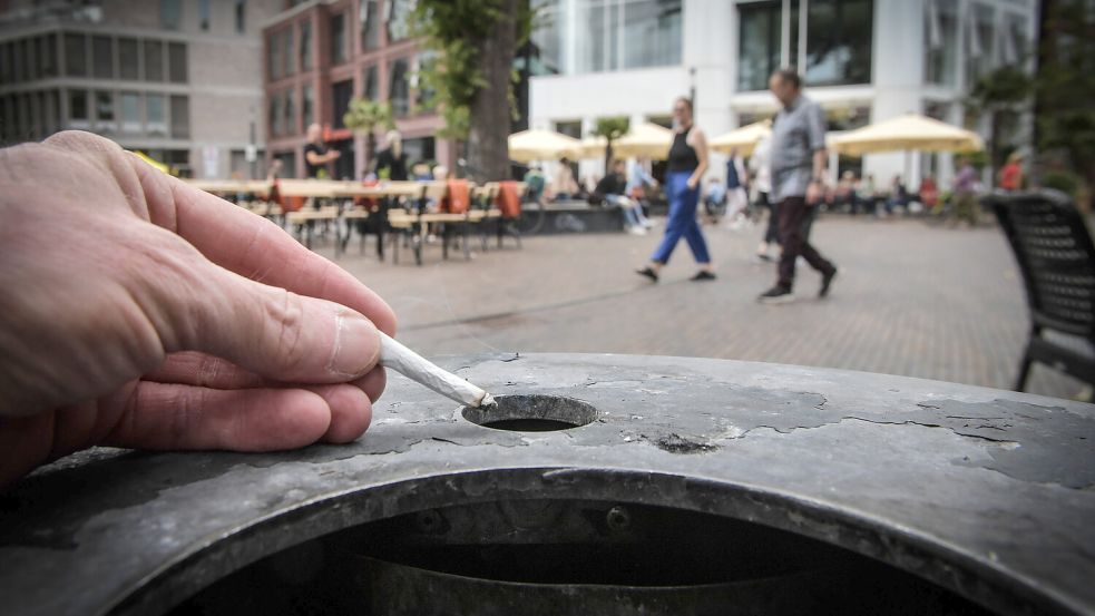 In der Leeraner Innenstadt lassen sich Zigarettenkippen unkompliziert bei den Mülleimern entsorgen. Foto: Ortgies