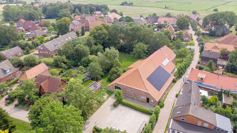 Die Arbeiten am Dach des Kulturhofs in Freepsum sind abgeschlossen. Auch eine neue Photovoltaik-Anlage wurde installiert. Dafür muss der Bauherr eventuell auf einen Teil der Förderungen verzichten. Foto: privat