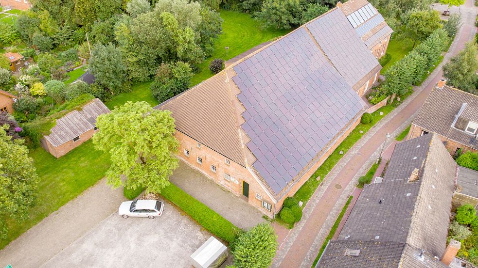 So sah das Dach des historischen Gulfhofes vorher aus. Die Fläche für die PV-Anlage ist deutlich kleiner geworden, dennoch liefert die neue Anlage mehr Leistung. Foto: privat