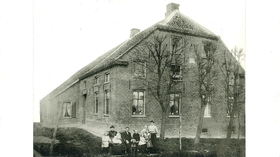 Der Gulfhof um 1912: die Fenster sind eindeutig nicht weiß gestrichen. Foto: privat