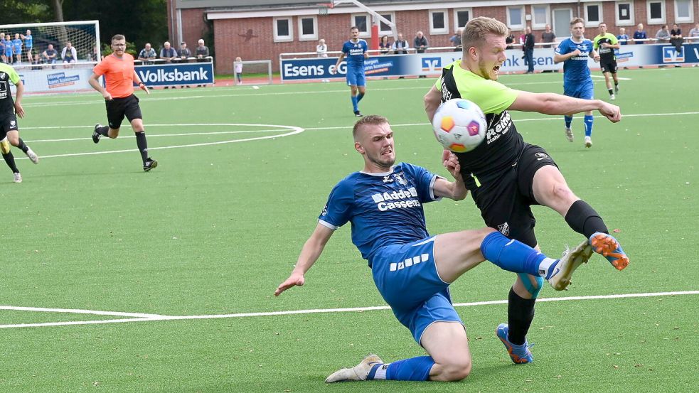 Zum Landesliga-Auftakt hatten sich Esens (links Frank Til) und Firrel (rechts Lasse Härtel) unentschieden getrennt. Foto: Steenhoff