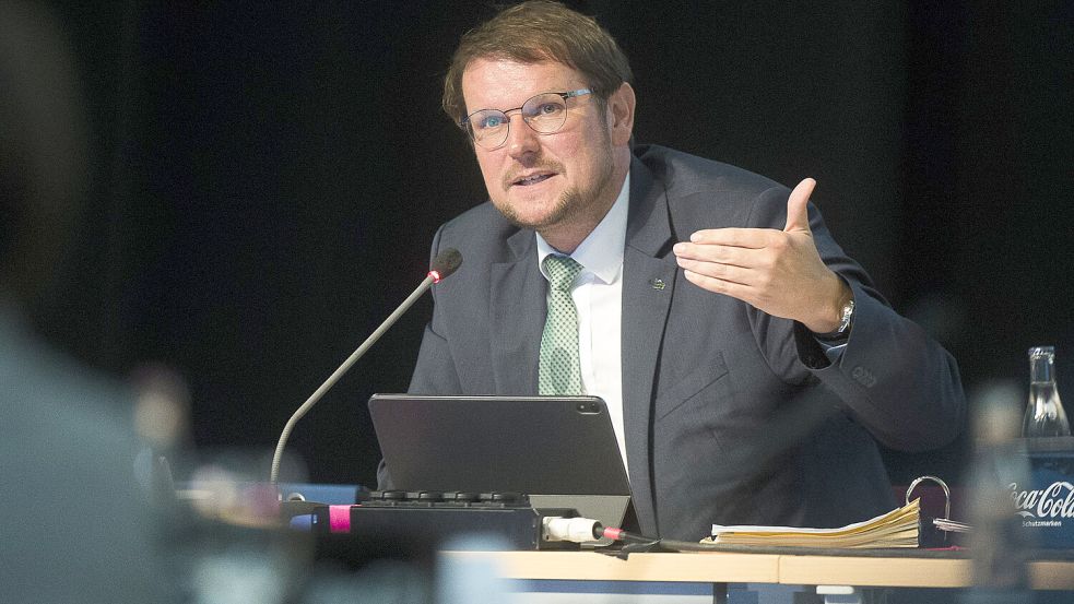 Tim Kruithoff, Oberbürgermeister der Stadt Emden, spricht während einer Ratssitzung in der Nordseehalle. Foto: J. Doden/Archiv