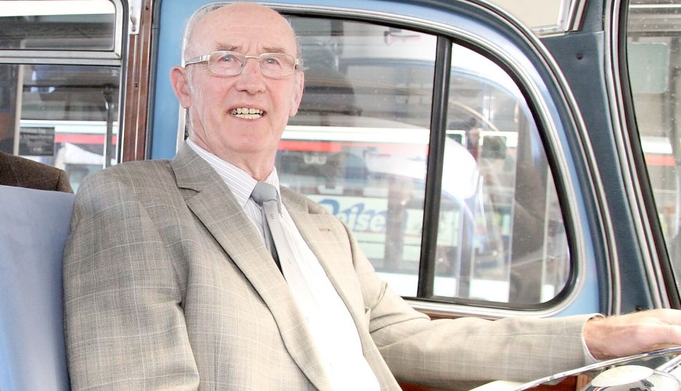 So kannten ihn viele: Siegmund van Grieken am Steuer eines Oldtimer-Busses, mit dem er eine Zeit lang Fahrten durch den Emder Hafen anbot. Foto: Archiv