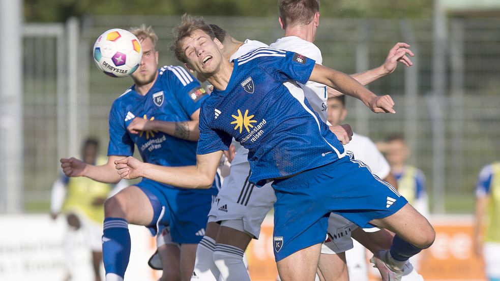 Hoch her ging es permanent im Celler Strafraum (vorne Kickers-Akteur David Schiller).