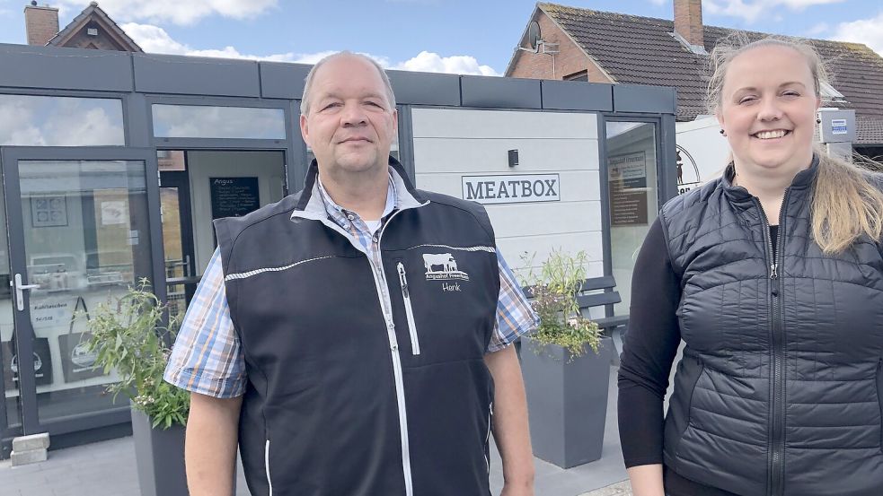 Sie legen viel Wert auf das Tierwohl: Henk Freerksen und Wiebke Schobert vor ihrem modernen Hofladen namens „Meatbox“. Foto: Müller