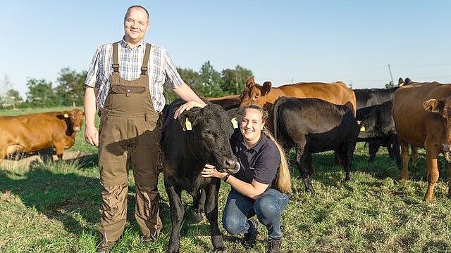 Die Angusrind-Züchter Henk Freerksen und Wiebke Schobert bringen ihren Tieren viel Wertschätzung entgegen. Foto: Privat