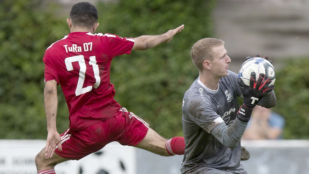 Beide Torhüter (rechts Borssums Felix Janßen) machten ein starkes Spiel. Fotos: Doden/Emden