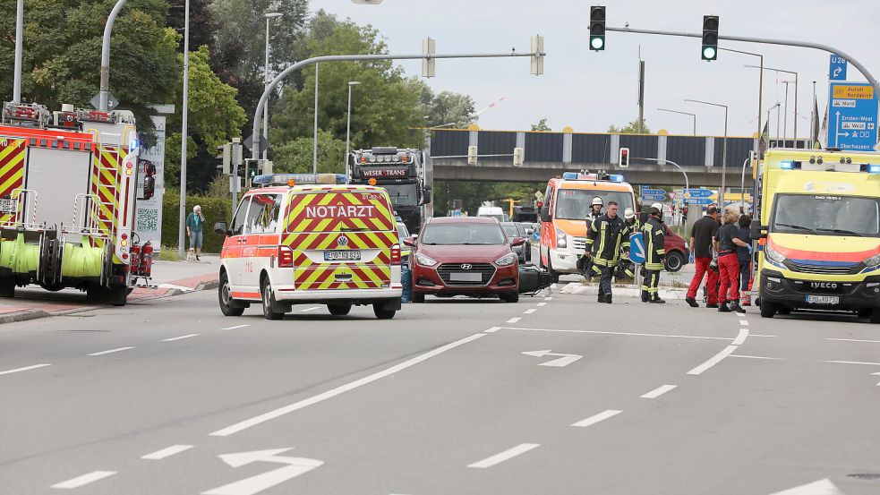 Die Auricher Straße musste in beide Richtungen voll gesperrt werden. Bei dem Unfall wurde ein Motorradfahrer aus Emden verletzt. Foto: Hock