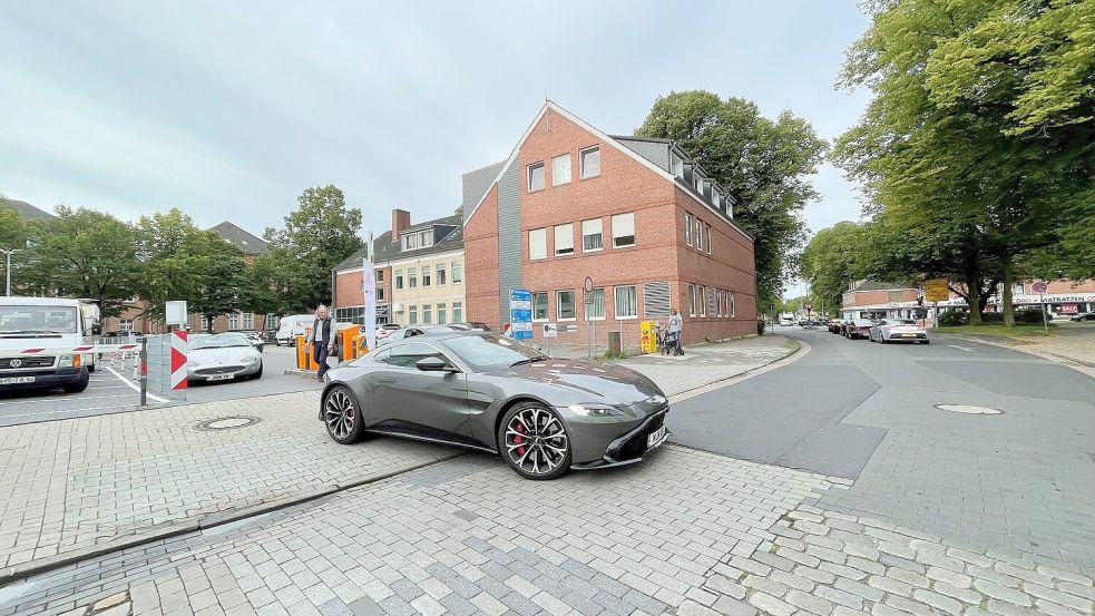 Ein Fahrzeug nach dem anderen hat am Montag den Parkplatz in Aurich verlassen. Foto: Boschbach