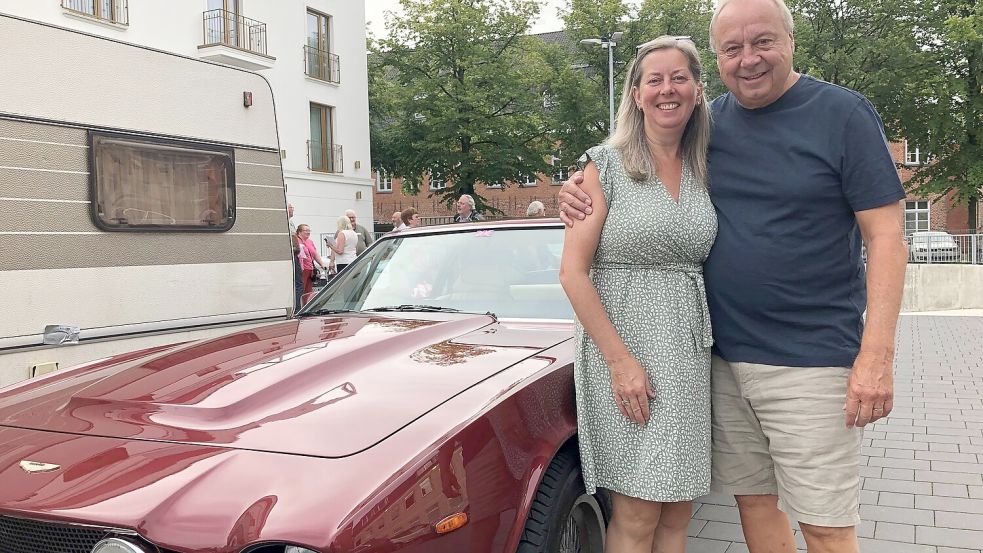 Keith und Susanne Loveday sind aus Kent nach Aurich gereist. Foto: Boschbach