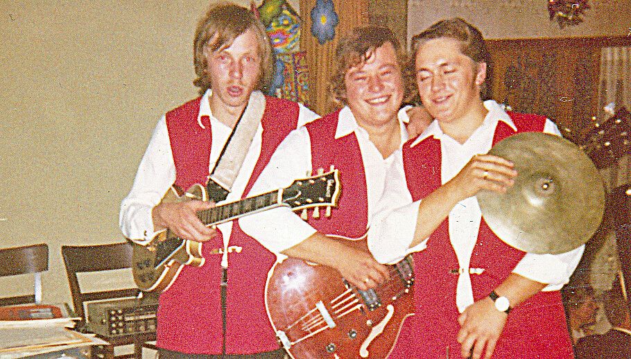 In jungen Jahren brachte Jonny Stulken (links) Tanzsäle in Ostfriesland mit den "Musketieren" zum Beben. Foto: privat