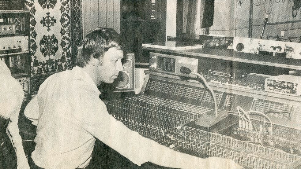 Ab den 1980er Jahren verdingte Jonny Stulken sich verstärkt auch am Mischpult als Musikproduzent. Foto: Hoppmann/Archiv