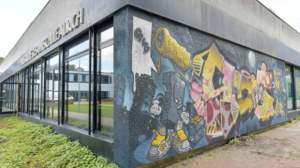 Eine Nachtszene mit zwei Comicfiguren und einem klassischen Graffiti-Schriftzug ziert die IGS Aurich. Foto: Ortgies