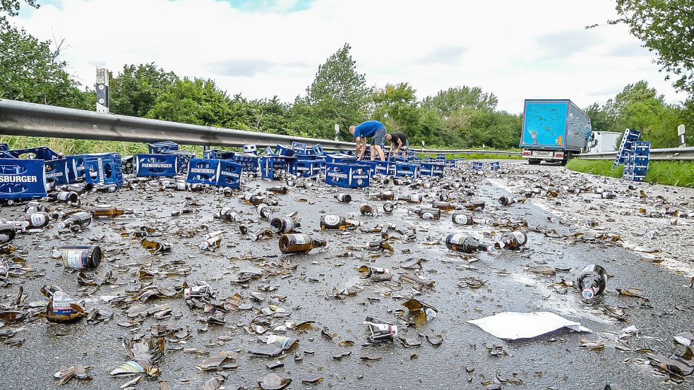 Rund 200 Bierkisten sollen auf der Straße gelandet sein. Viele der Flaschen zerbrachen dabei. Foto: Heiko Thomsen