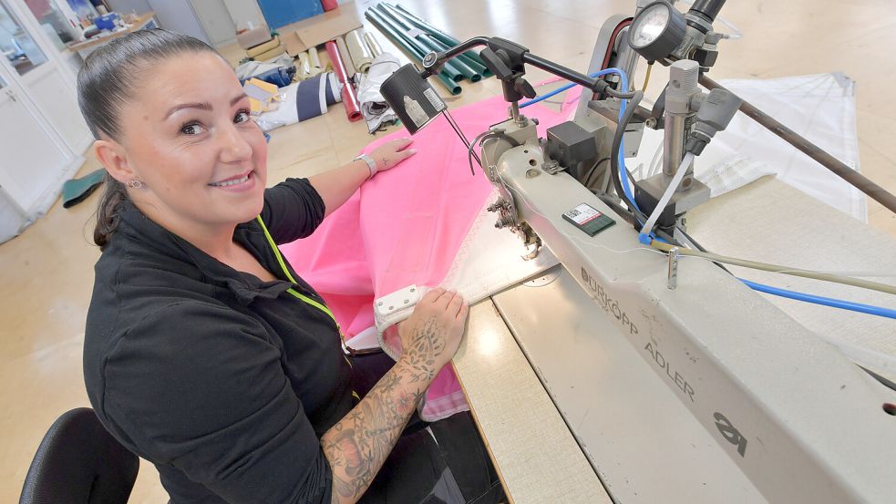 Die meiste Arbeitszeit verbringt Stefanie Deppe an der Nähmaschine. Fotos: Ortgies