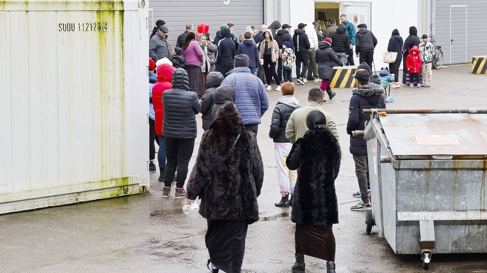 Wenn Asylbewerber einmal im Monat ihr Taschengeld abholen, bilden sich oft lange Schlangen. Eine bargeldlose Auszahlung könnte Abhilfe schaffen. Foto: Frank Molter/dpa