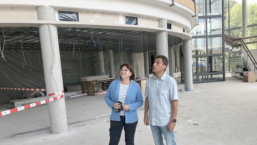 Das neue Foyer nimmt Formen an: Kulturchefin Kerstin Rogge-Mönchmeyer und Architekt Peter Müller auf der Baustelle des Festspielhauses. Fotos: H. Müller